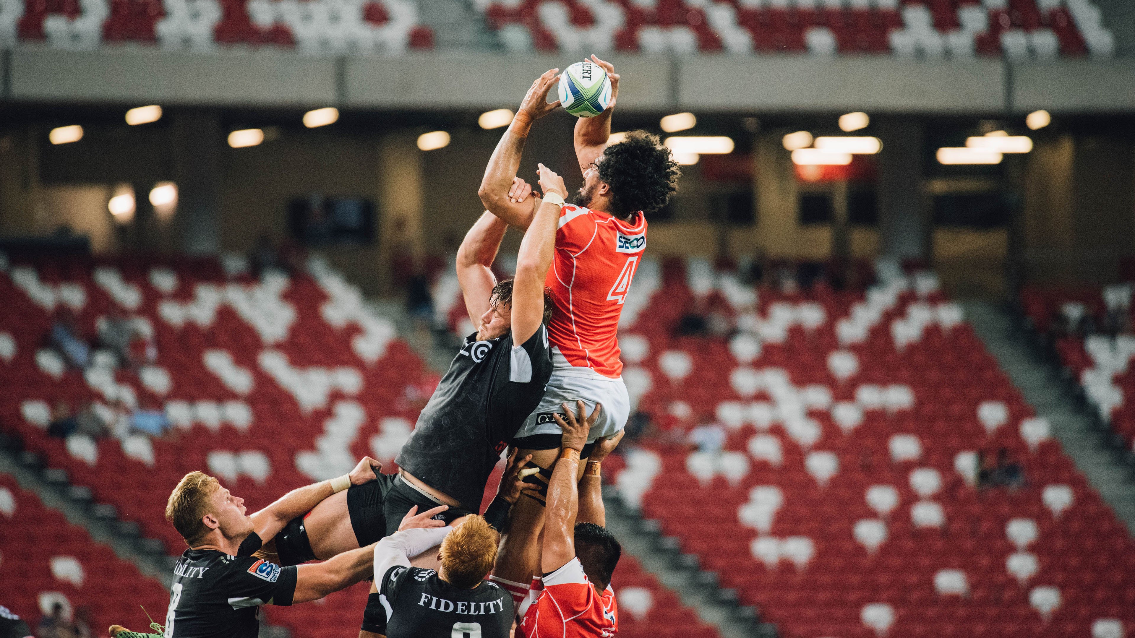 “球队激烈拼杀,战术创新助力攻势突围”